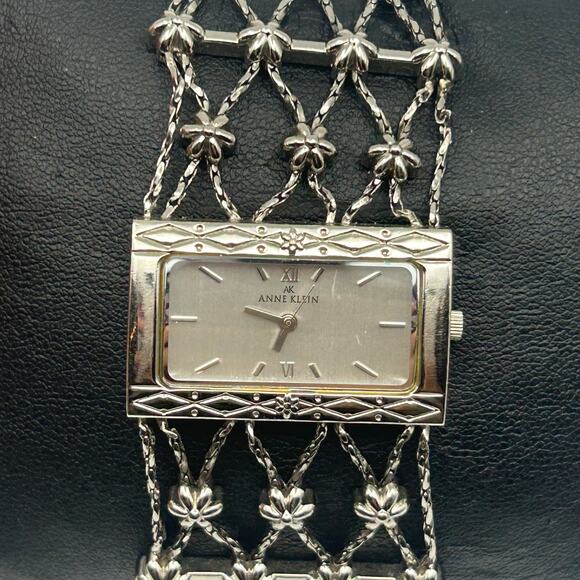 Anne Klein Women’s Fashion Watch Silver Tone, 31mm Working New Battery - Picture 1 of 8